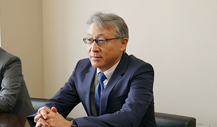新田 哲 氏